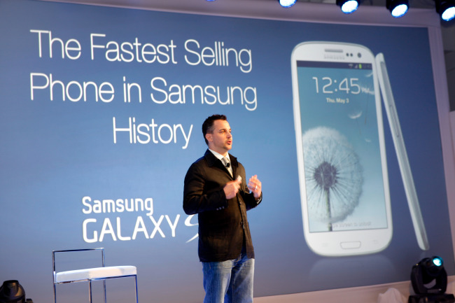 A Samsung Electronics official in the United States speaks at a launch ceremony for the tech firm’s latest smartphone Galaxy S3 in New York on Wednesday. (Yonhap News)
