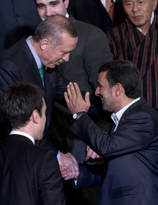 Iran President Mahmoud Ahmadinejad (right) talks to Turkey’s Prime Minister Recep Tayyip Erdogan (left) before the group photo at the United Nations Conference on Sustainable Development, or Rio+20, in Rio de Janeiro. (AP-Yonhap News)