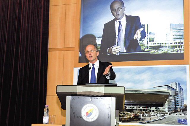 Christopher Portier, director of the U.S. National Center for Environmental Health and Agency for Toxic Substances and Disease Registry, speaks at a forum in Seoul on Wednesday. (National Cancer Center)