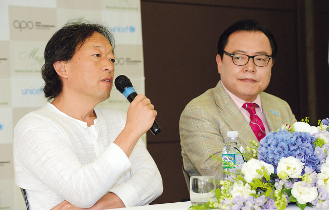 Maestro Chung Myung-whun (left) speaks while UNICEF Korea Secretary-General Ryu Jong-soo looks on during a press conference in Seoul on Thursday. (Chung Hee-cho/The Korea Herald)