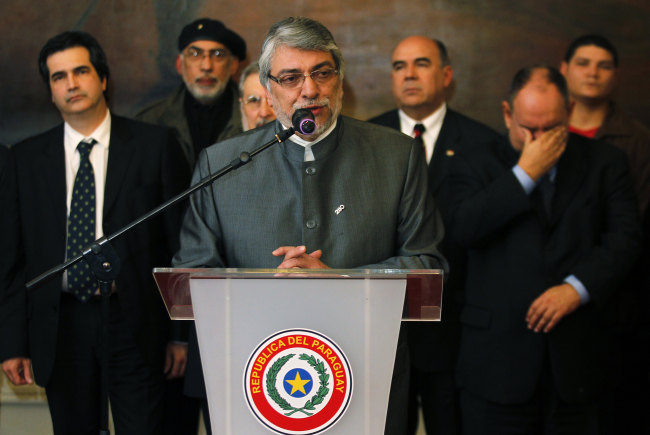 Paraguay`s former President Fernando Lugo addresses the nation after the Senate voted to remove him from office in an impeachment trial at the presidential palace in Asuncion, Paraguay, Friday, June 22, 2012. Lugo said he would leave office even though he considered his ouster by Friday`s Senate vote a blow to democracy. (AP-Yonhap News)