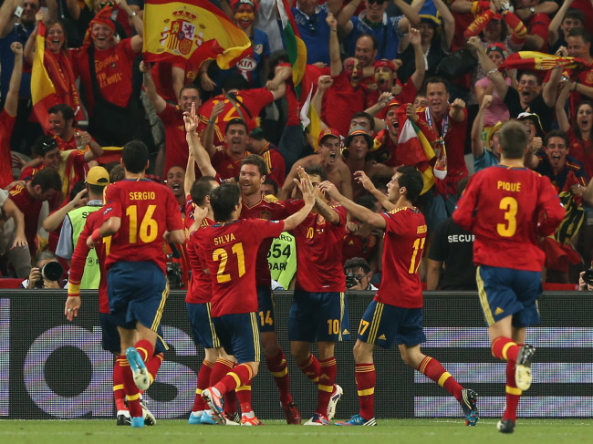 Spain’s Xabi Alonso (fourth from left) celebrates his goal with teammates on Saturday. (Xinhua-Yonhap News)