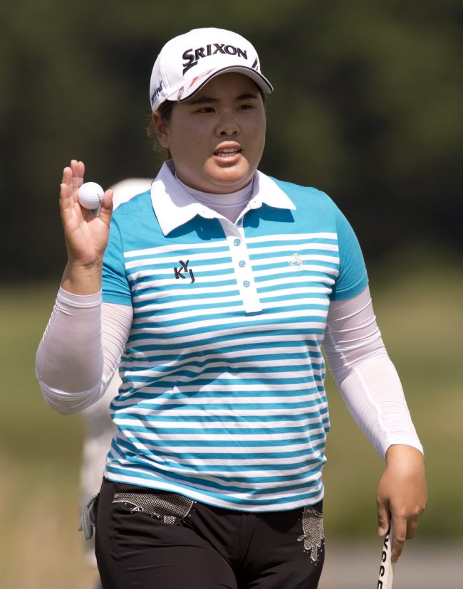 Korea’s Park In-bee acknowledges the crowd on the eighth green on Saturday. (AP-Yonhap News)