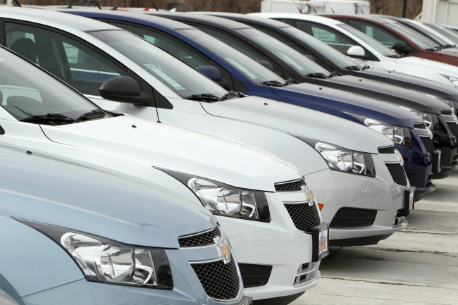 A line of 2012 Chevrolet Cruze sedans sit at a dealership in the south Denver suburb of Englewood, Colorado, in February. (AP-Yonhap News)