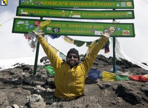 This handout photograph obtained June 22, from Free the Children shows double amputee Spencer West after ascending Mount Kilimanjaro in Tanzania on June 19. (AFP-Yonhap News)