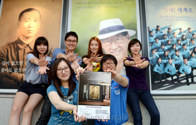 Winners of an entrepreneurship contest offered by the Asan Nanum Foundation pose with a portrait of the late Hyundai founder Chung Ju-yung. (Hyundai Heavy Industries)