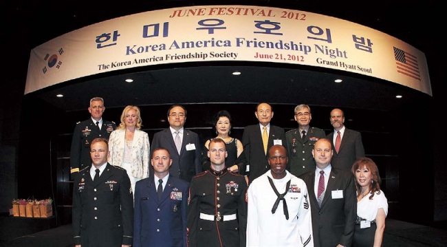 Commanding general of the U.S. 8th Army Lt. Gen. John Johnson (top left), Vice Minister of Foreign Affairs and Trade Kim Sung-han (third from top left), U.S. Embassy Minister-Counselor for Public Affairs Brent Byers (top right) and the awardees pose for a photo at the Korea America Friendship Night in Seoul on Thursday. (Korea America Friendship Society)