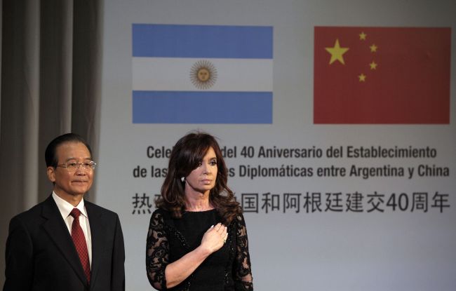 China’s Prime Minister Wen Jiabao (left) and Argentine President Cristina Fernandez de Kirchner listen to their national anthems during a ceremony for the 40th anniversary of diplomatic relations between the countries at the Government Palace in Buenos Aires on Sunday. (AFP-Yonhap News)