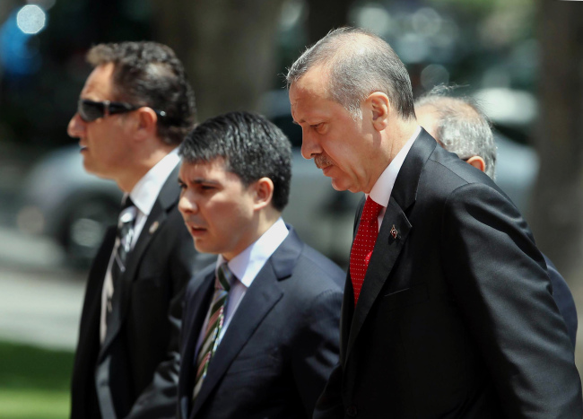 Turkish Prime Minister Recep Tayyip Erdogan (right) arrives for a cabinet meeting in his office in Ankara on Monday. (AP-Yonhap News)