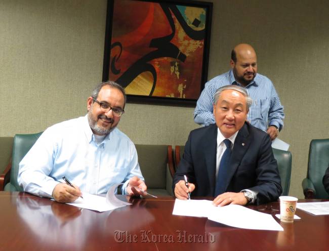 GS E&C CGO Woo Sang-ryong (right) and Saudi Aramco vice president Abdulaziz Al-Judaimi pose before signing a contract to build a petrochemical plant in Saudi Arabia. (GS E&C)