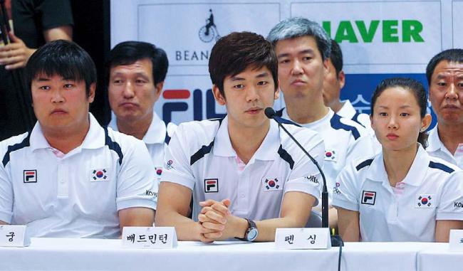 Korean badminton star Lee Yong-dae (center) answers a question at a press conference in Seoul on Wednesday, also attended by other national athletes and coaches, to mark the 30 day point before the London 2012 Olympic Games. (Lee Sang-sub/The Korea Herald)