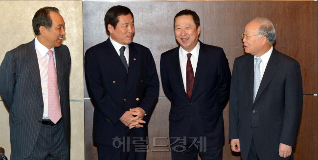 KCCI chairman Sohn Kyung-shik (right) meets business leaders including Doosan Group chairman Park Yong-mann (second from right), NXP Semiconductors Korea chairman Shin Bark-jae (third from right) and STX chairman Kang Duk-soo on Thursday. (Kim Myung-sub/The Korea Herald)