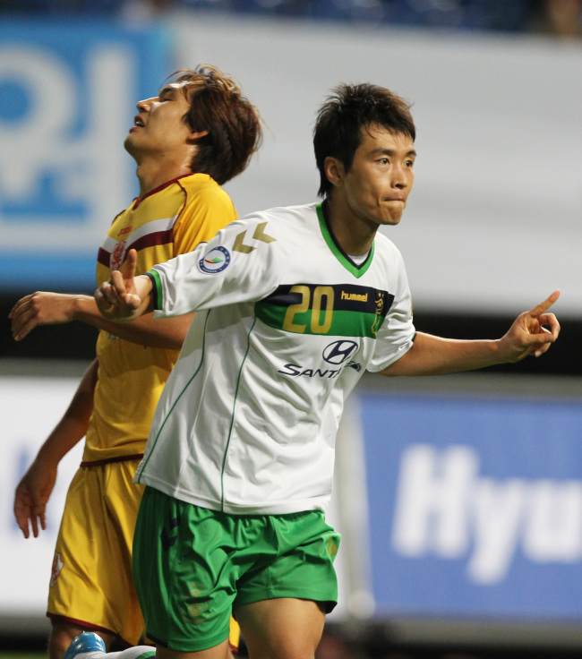 Lee Dong-gook celebrates his goal on Wednesday. (Yonhap News)