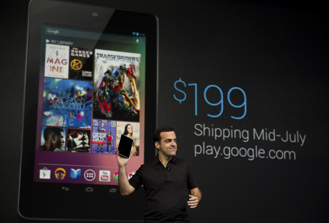 Hugo Barra, director of product management at Google Inc., holds the Nexus 7 tablet during the Google I/O conference in San Francisco, California, Wednesday. (Bloomberg)