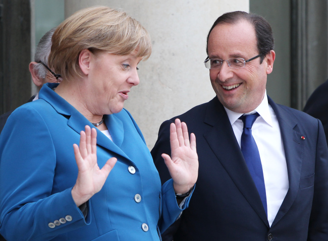 French President Francois Hollande (right) welcomes visiting German Chancellor Angela Merkel at the Elysee presidential palace in Paris on Wednesday. (Xinhua-Yonhap News)