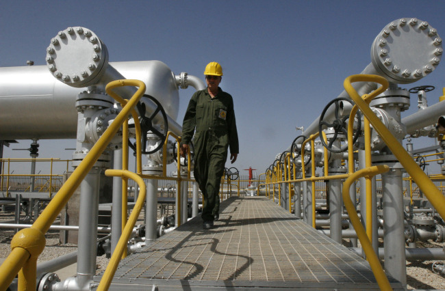 Iranian oil technician makes his way to the oil separator facilities in Iran’s Azadegan oil field southwest of Tehran. (AP-Yonhap News)