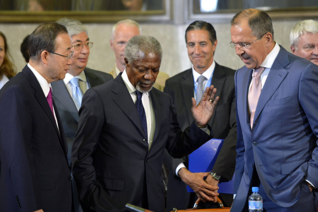 Russian Foreign Minister Sergey Lavrov (right) speaks with Kofi Annan (center), Joint Special Envoy of the United Nations and the Arab League for Syria, and United Nations Secretary-General Ban Ki-moon (left) prior to a meeting of the Action Group for Syria at the European headquarters of the United Nations, in Geneva, Switzerland, Saturday. (AP-Yonhap News)