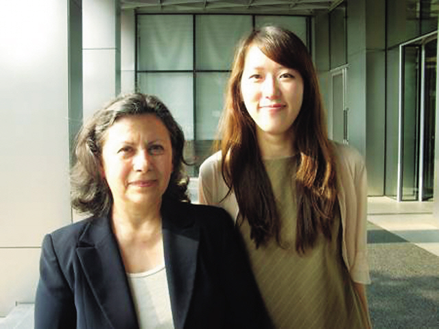 Rosalia Piceno Arrivillaga (left), a diplomat from Mexico, with her Korean teacher Kim Kae-oon (Yonhap News)