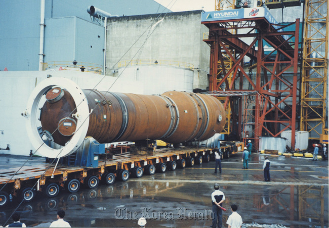 Engineers replace a steam generator at the Kori plant in July 1998. (KNHP)