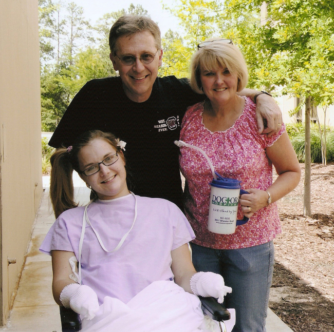 Aimee Copeland, left, poses with her parents, Andy and Donna Copeland, outside Doctors Hospital in Augusta, Ga. (AP-Yonhap News)