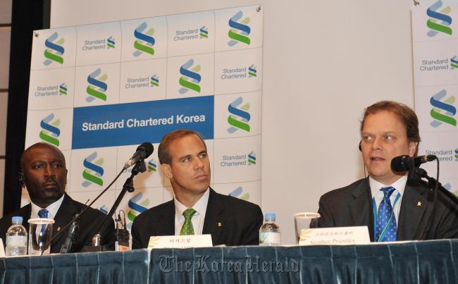 Richard Etemesi (left), CEO of Standard Chartered Bank in Kenya and East Africa, Richard Hill (center), president and CEO of Standard Chartered Bank Korea, and Stephen Priestly, Standard Chartered Bank’s regional head of OCC in Africa, attend a media round-table session held at Westin Chosun Hotel in central Seoul on Tuesday. (SC Korea Bank)