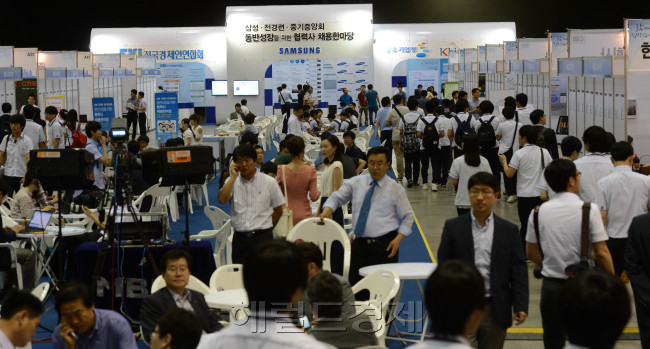 Job seekers attend a large-scale job fair in KINTEX, Ilsan, Gyeonggi Province, on Wednesday. The event was co-organized by Samsung Group’s affiliates and their subcontraactors, the Federation of Korean Industries and the Korea Federation of Small and Medium Businesses. (Chung Hee-cho/The Korea Herald)