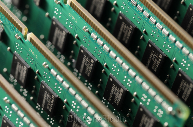 Elpida Memory Inc. memory chips are displayed in this arranged photograph in Tokyo. (Bloomberg)