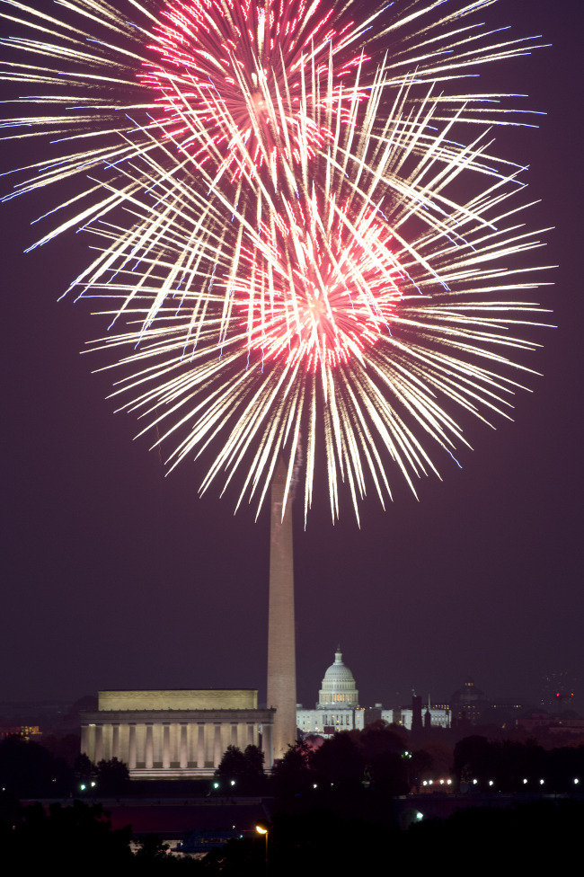 Fireworks explode over Washington, D.C., Wednesday. ( UPI-Yonhap News)