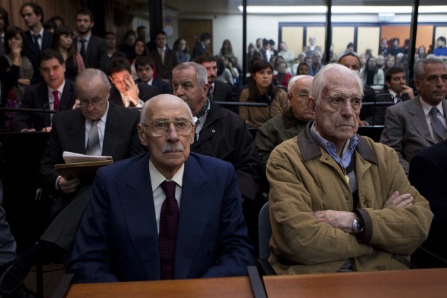 Former Argentine dictators Jorge Rafael Videla (left) and Reynaldo Bignone await the verdict of Argentina’s historic stolen babies trial in Buenos Aires, Argentina, Thursday. (AP-Yonhap News)