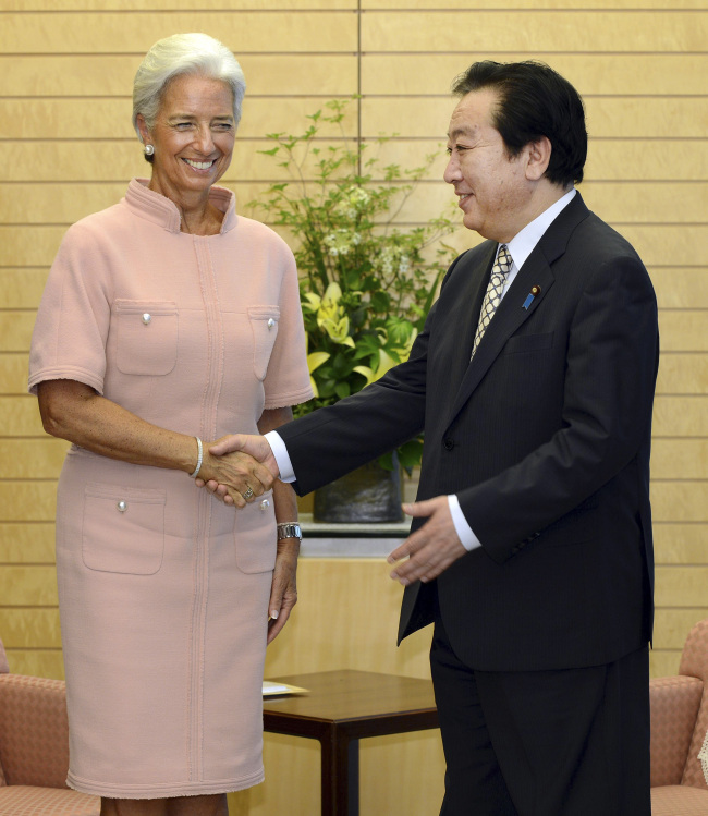 IMF Managing Director Christine Lagarde (left) is welcomed by Japanese Prime Minister Yoshihiko Noda during their talks at Noda’s official residence in Tokyo on Friday. (AP-Yonhap News)