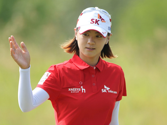 Na Yeon Choi of South Korea waves to the crowd after making a birdie putt on the par 4 12th hole during the third round of the 2012 U.S. Women's Open at Blackwolf Run on July 7, 2012 in Kohler, Wisconsin. (AFP-Yonhap News)