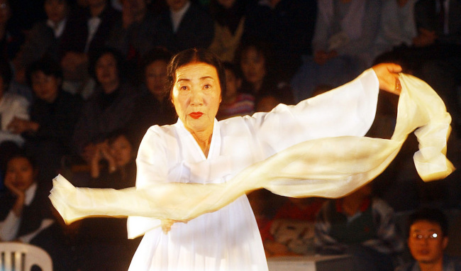 This file photo shows Gong Ok-jin, a Korean folk dancer known for her “hunchback-dance,” performing at a cultural event at an unidentified venue in Korea in 2001. (Yonhap News)