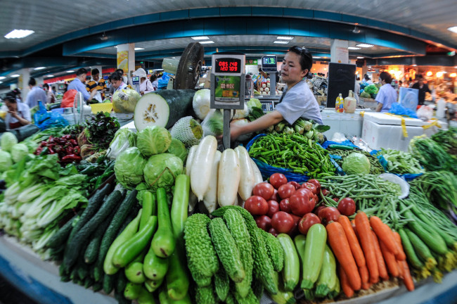 A trader waits for customers at a market in Hangzhou, capital of east China’s Zhejiang province on Monday. (Xinhua-Yonhap News)