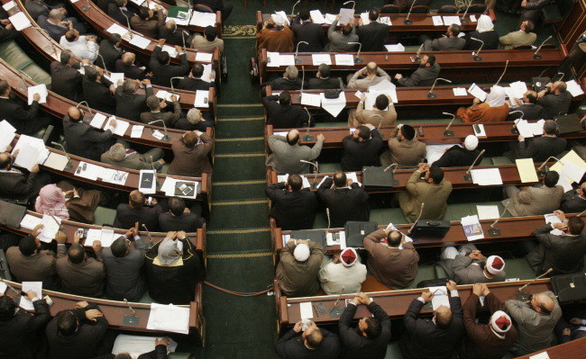 Newly elected Egyptian lawmakers attend a session of the Egyptian parliament in Cairo. (AP-Yonhap News)