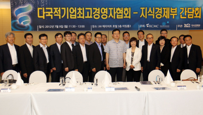 Knowledge Economy Minister Hong Suk-woo (in checked shirt) poses with Korean CEOs of multinational companies in Korea during a meeting to discuss foreign investment at a hotel in Seoul on Monday. (Yonhap News)