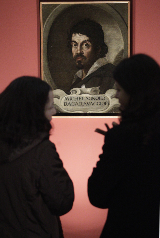 Visitors admire the portrait of Caravaggio by an unknown painter during an exhibit in February 2011 in Rome. (AP-Yonhap News)