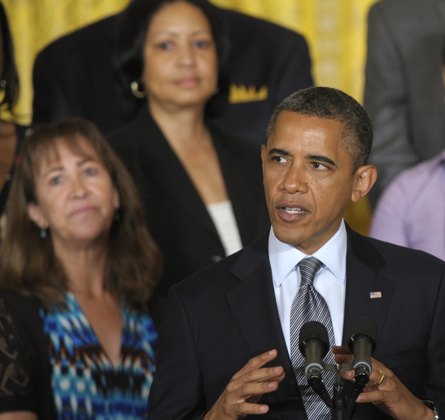 President Barack Obama calls on Congress to pass a temporary, one-year extension of the Bush-era tax cuts for people who make less than $250,000 a year, during a statement in the East Room of the White House in Washington, Monday. (AP-Yonhap News)