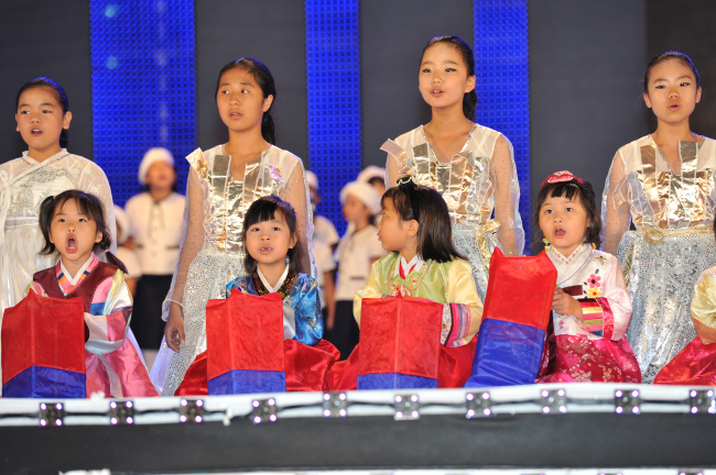 A children’s choir performs at the 2011 Migrants' Arirang festival in which the Korea Migrants' Song Festival is a main event.  (KMSF)