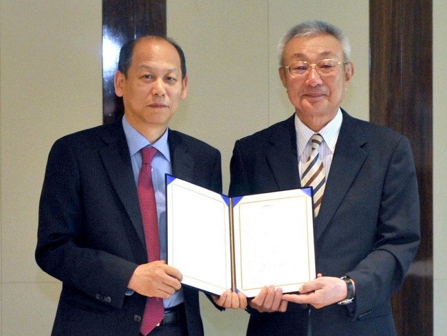 Lock & Lock CEO Kim Joon-il (left) poses with Endo Masaki, chairman of Endo Manufacturing, after signing an MOU in Seoul on Tuesday. (Lock & Lock)