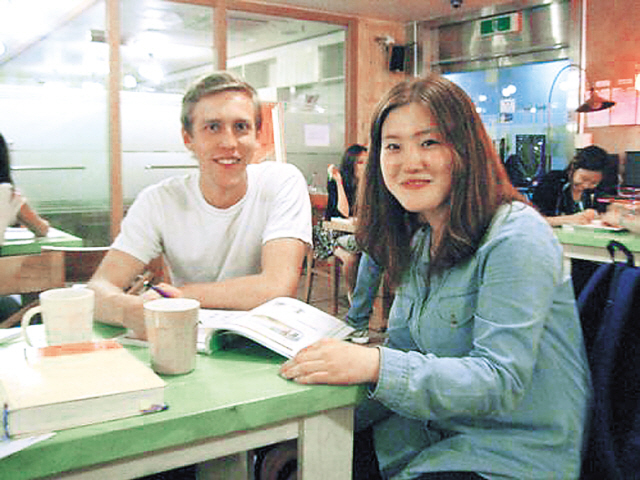 Language exchange partners Jacob Porter and Lee Yang-gung (Yonhap News)