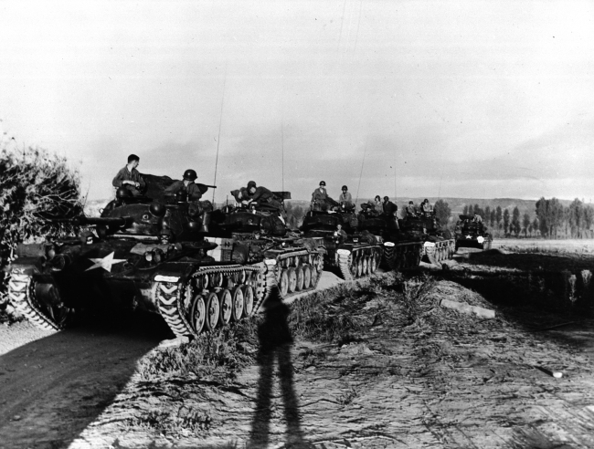 The National Archives of Korea unveils a photo of a U.S. tank unit taken in 1951 on June 24 in Seoul during an event to mark the 62nd anniversary of the outbreak of the Korean War. (NAK)