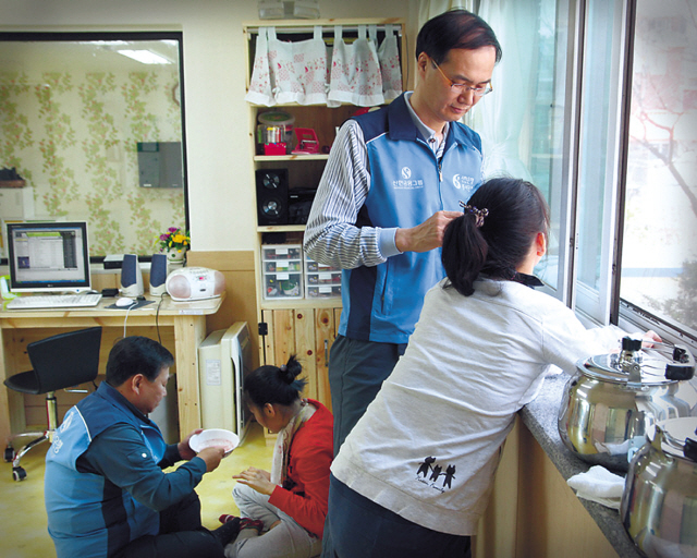 Shinhan Bank executives do volunteer work in April at Young Nak Aenea’s Home in Seoul. (Shinhan Bank)