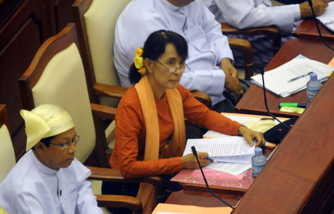 Myanmar Opposition leader Aung San Suu Kyi (center) attends a regular session of the parliament at Myanmar’s Lower House in Naypyitaw on Wednesday. (AP-Yonhap News)