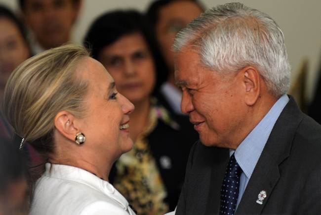 U.S. Secretary of State Hillary Clinton (left) hugs Philippine’s Foreign Minister Albert del Rosario during the ASEAN-U.S. ministrial meeting at the Peace Palace in Phnom Penh on Wednesday. (AFP-Yonhap News)