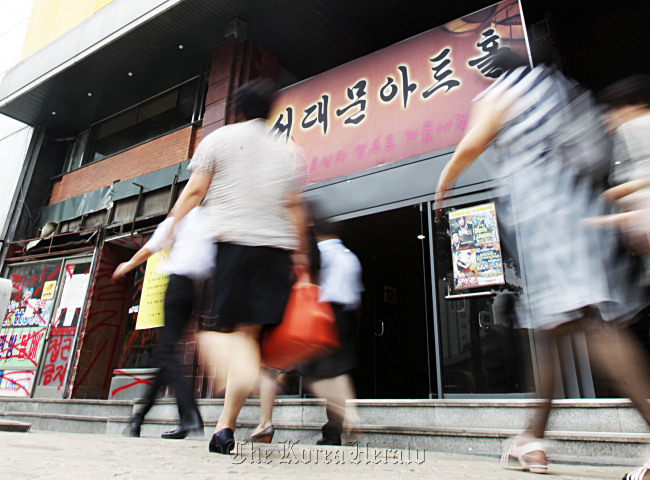 People walk past the Seodaemoon Art Hall, the last one-screen cinema in Korea, in Migeun-dong, Seoul, Tuesday. (Yonhap News)