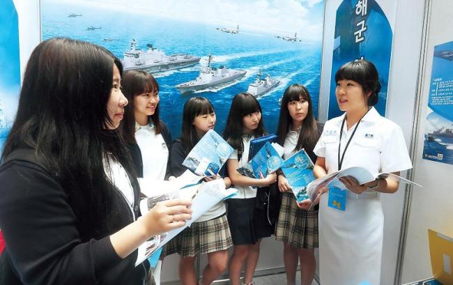 Students listen to a Navy officer at a job fair for technical high school students on June 13 at Kwangwoon Electronics Technical High School in Seoul. (Yonhap News)