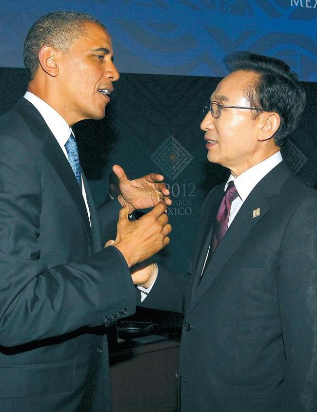 President Lee Myung-bak and U.S. President Barack Obama talk on the sidelines of the Group of 20 summit in Mexico on June 18.(Yonhap News)