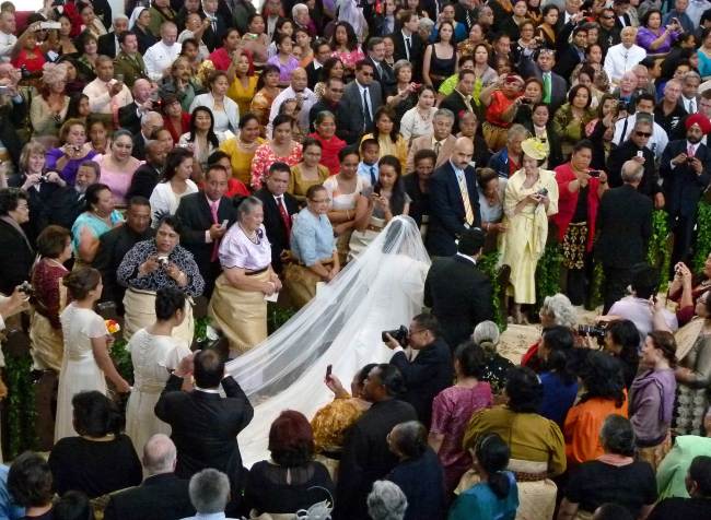 Bride Sinaitakala Tu'imatamoana 'i Fanakavakilangi Fakafanua (center), escorted by her brother Tongan noble Lord Fakafanua (center right), enters the Centenary Church in Nuku'alofa to wed Tonga's Crown Prince Tupouto'a 'Ulukalala on Thursday. (AFP-Yonhap News)