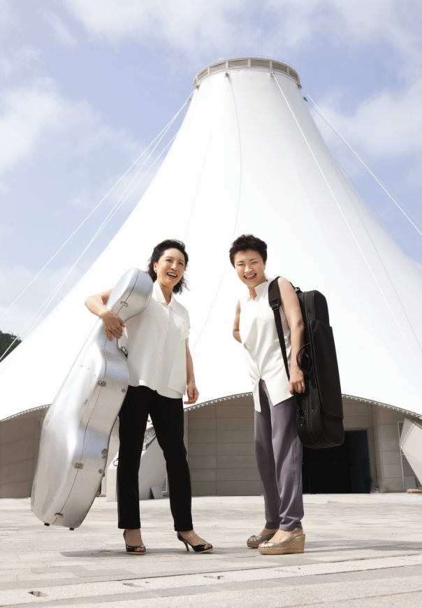 Chung Myung-hwa (left) and Chung Kyung-hwa, co-artistic directors of the Great Mountains Festival (GMMFS)