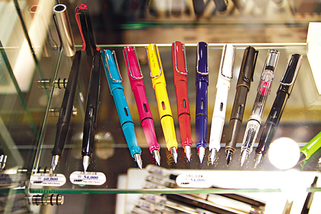 Lamy’s best-seller Safari Series fountain pens are displayed at Kyobo Book Center in central Seoul. (Yoon Sung-won/The Korea Herald)